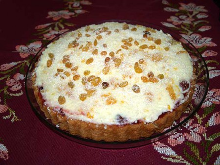 Trasená torta posypaná hrozienkami a kokosom
